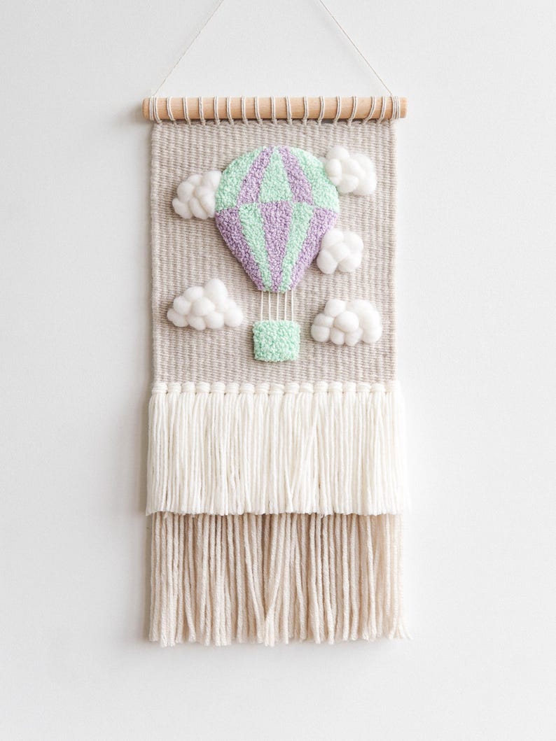 Tenture murale tissée laine mérinos avec montgolfière motif nuages, décoration chambre neutre