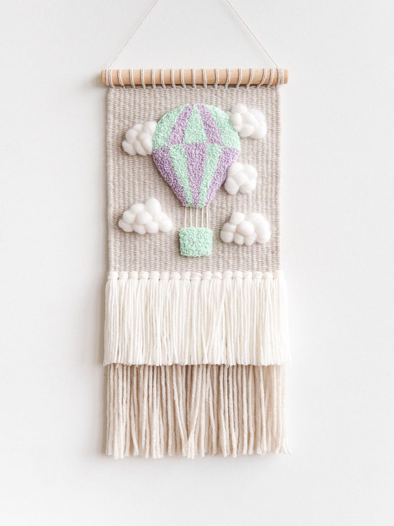 Tenture murale tissée laine mérinos avec montgolfière motif nuages, décoration chambre neutre