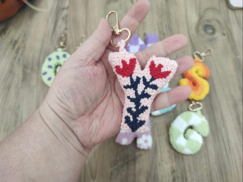 Porte-clés en cuir avec lettre perforée, accessoire de sac artisanal