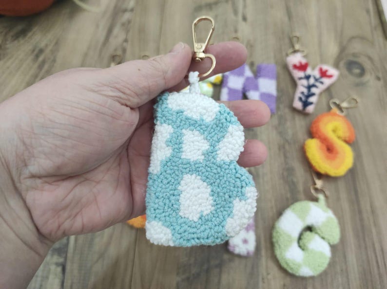 Porte-clés en cuir avec lettre perforée, accessoire de sac artisanal