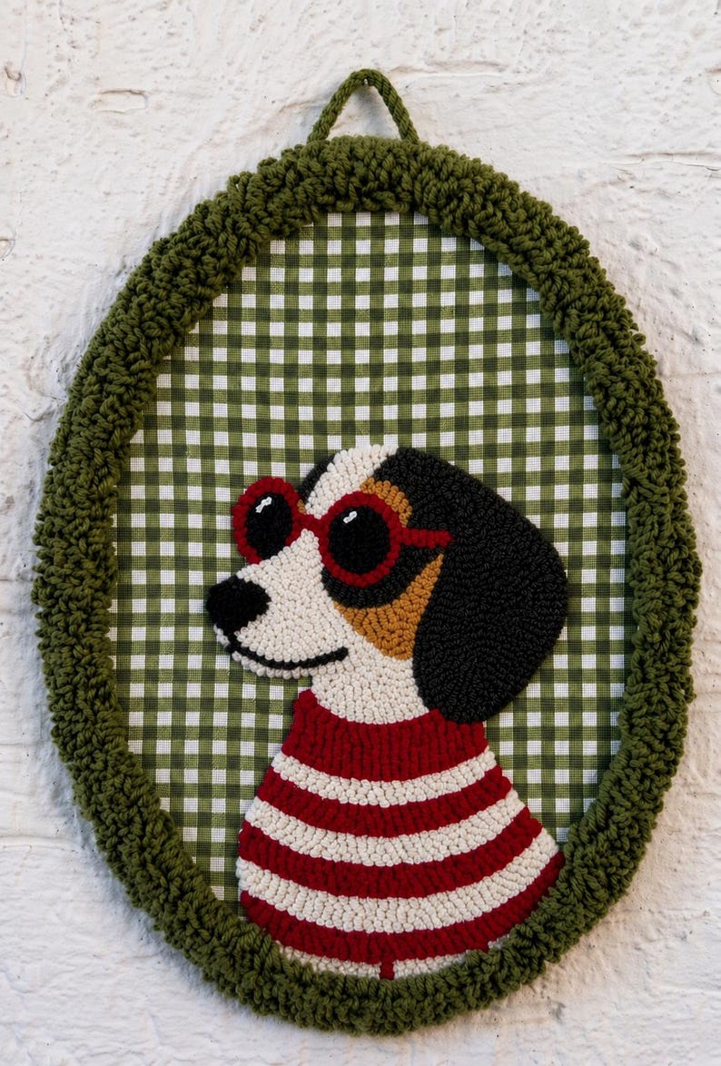 Décoration murale teckel en broderie punch needle, fait main, 20x29 cm, 3 coloris