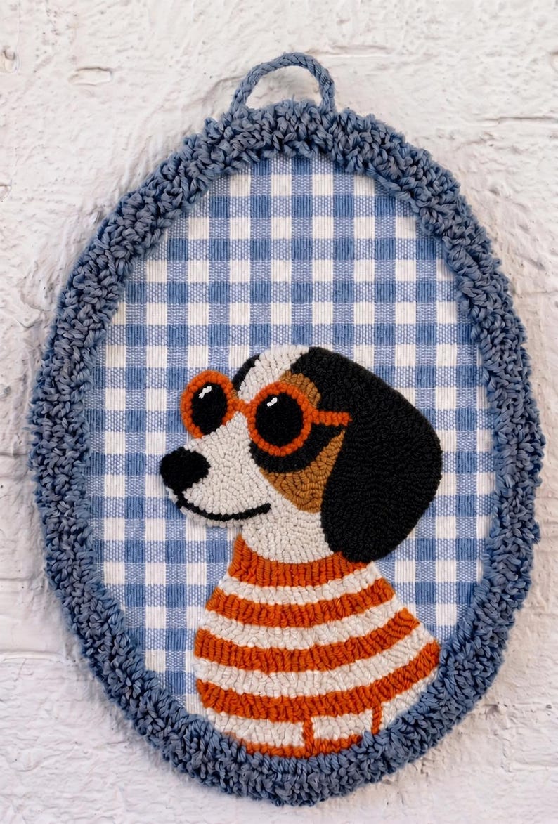 Décoration murale teckel en broderie punch needle, fait main, 20x29 cm, 3 coloris