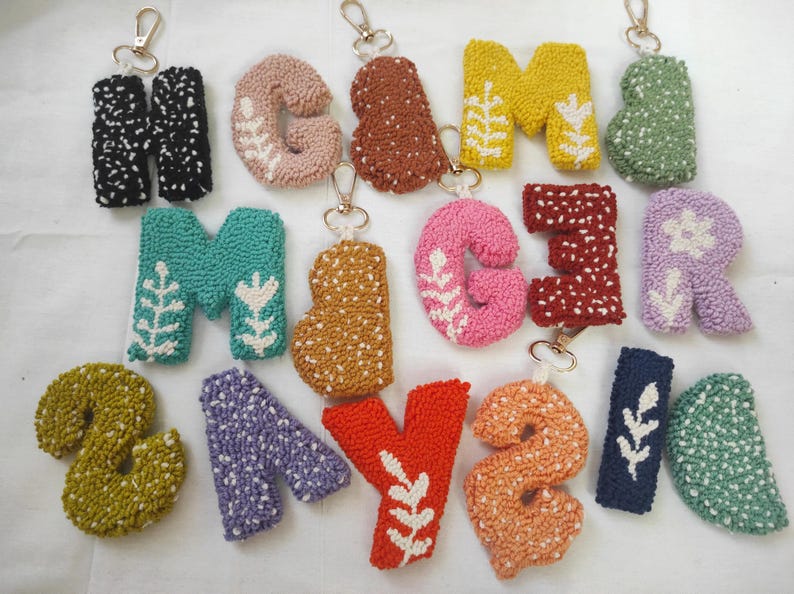 Porte-clés artisanal avec lettre poinçonnée, breloque de sac à fleurs touffelées