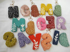 Porte-clés artisanal avec lettre poinçonnée, breloque de sac à fleurs touffelées