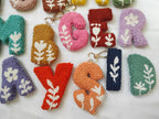 Porte-clés artisanal avec lettre poinçonnée, breloque de sac à fleurs touffelées