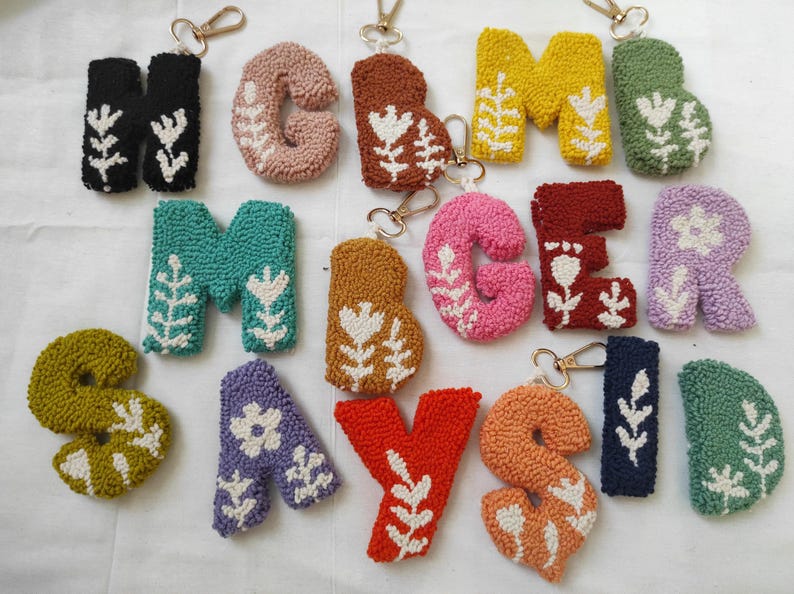 Porte-clés artisanal avec lettre poinçonnée, breloque de sac à fleurs touffelées