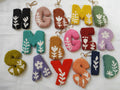 Porte-clés artisanal avec lettre poinçonnée, breloque de sac à fleurs touffelées