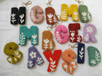 Porte-clés artisanal avec lettre poinçonnée, breloque de sac à fleurs touffelées
