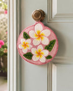 Décoration de porte Plumeria Punch Needle, Art textile floral tropical, 20 cm