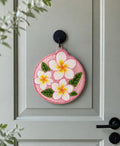 Décoration de porte Plumeria Punch Needle, Art textile floral tropical, 20 cm