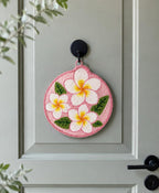 Décoration de porte Plumeria Punch Needle, Art textile floral tropical, 20 cm