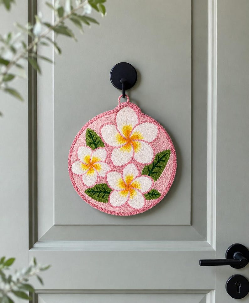 Décoration de porte Plumeria Punch Needle, Art textile floral tropical, 20 cm