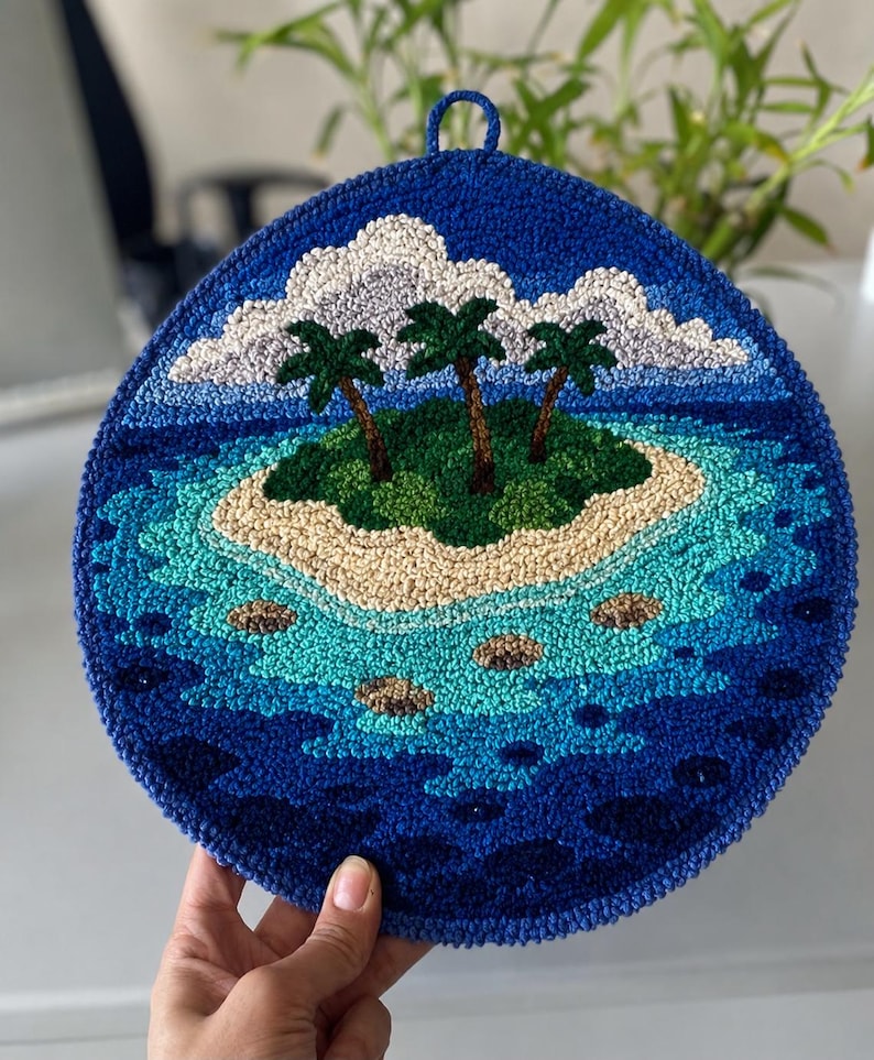 Tapisserie murale artisanale en punch needle, île tropicale aérienne, 20 cm, décoration côtière