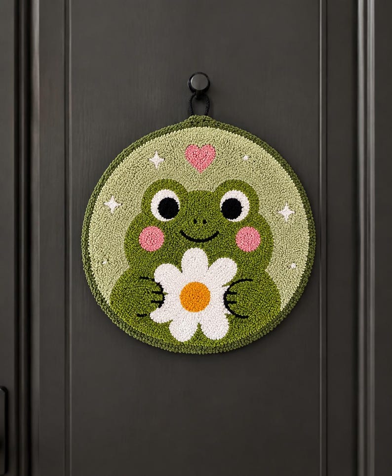 Couronne de porte grenouille en punch needle, décoration murale ronde textile bohème 20 cm