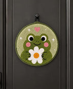 Couronne de porte grenouille en punch needle, décoration murale ronde textile bohème 20 cm