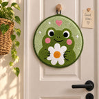 Couronne de porte grenouille en punch needle, décoration murale ronde textile bohème 20 cm