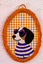 Décoration murale teckel en broderie punch needle, fait main, 20x29 cm, 3 coloris