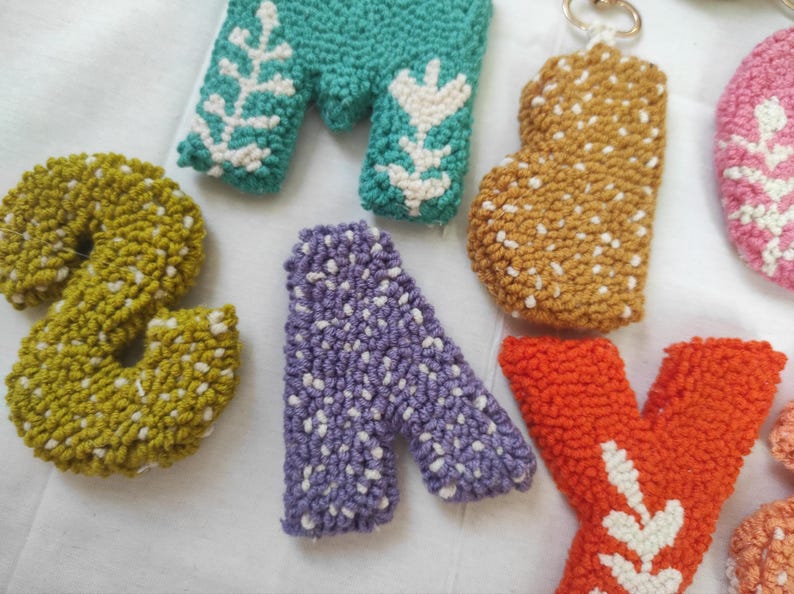 Porte-clés artisanal avec lettre poinçonnée, breloque de sac à fleurs touffelées