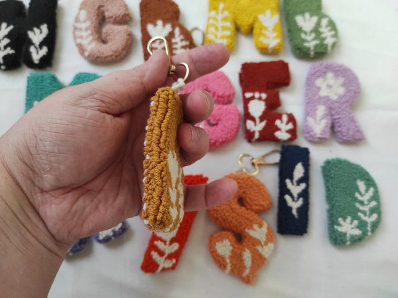 Porte-clés artisanal avec lettre poinçonnée, breloque de sac à fleurs touffelées