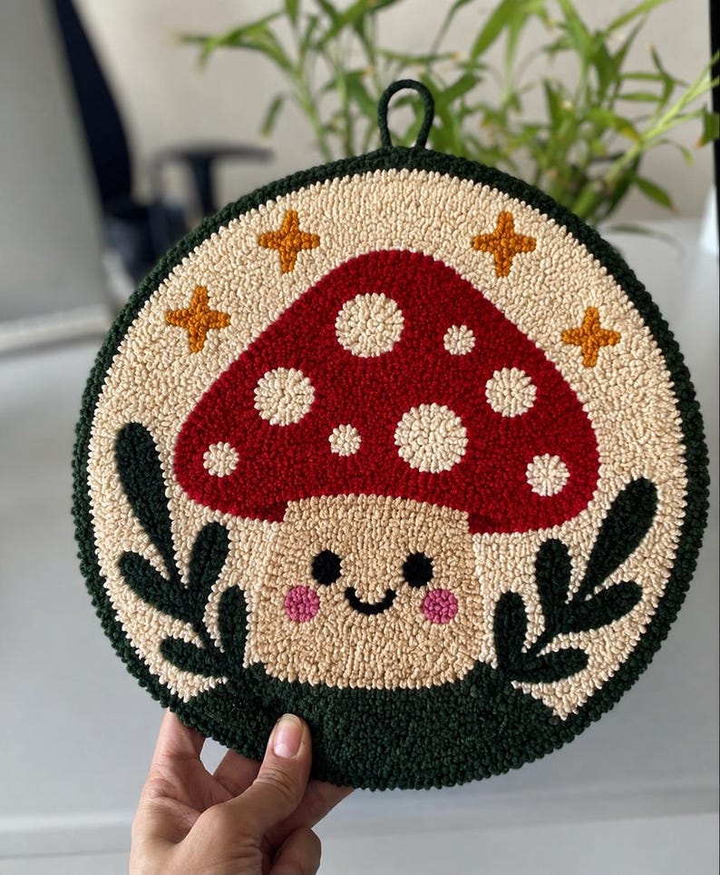Décoration de Porte Champignon Punch Needle 20cm Rond Textile Fait Main