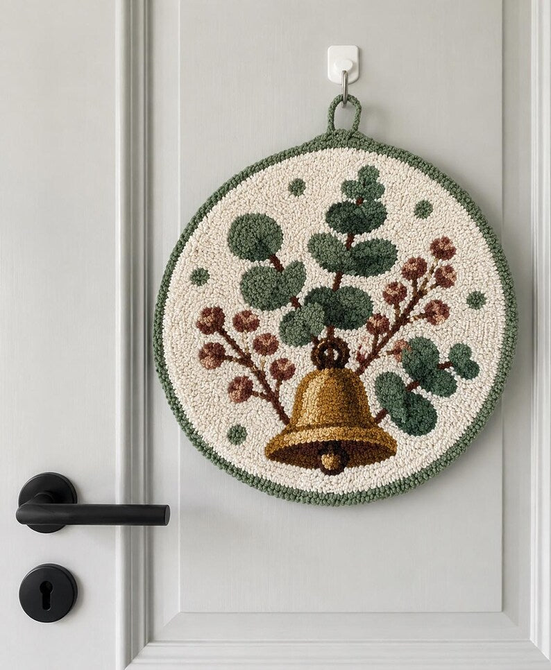 Couronne de porte artisanale en broderie punch needle avec eucalyptus préservé, cloche en laiton