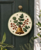 Couronne de porte artisanale en broderie punch needle avec eucalyptus préservé, cloche en laiton