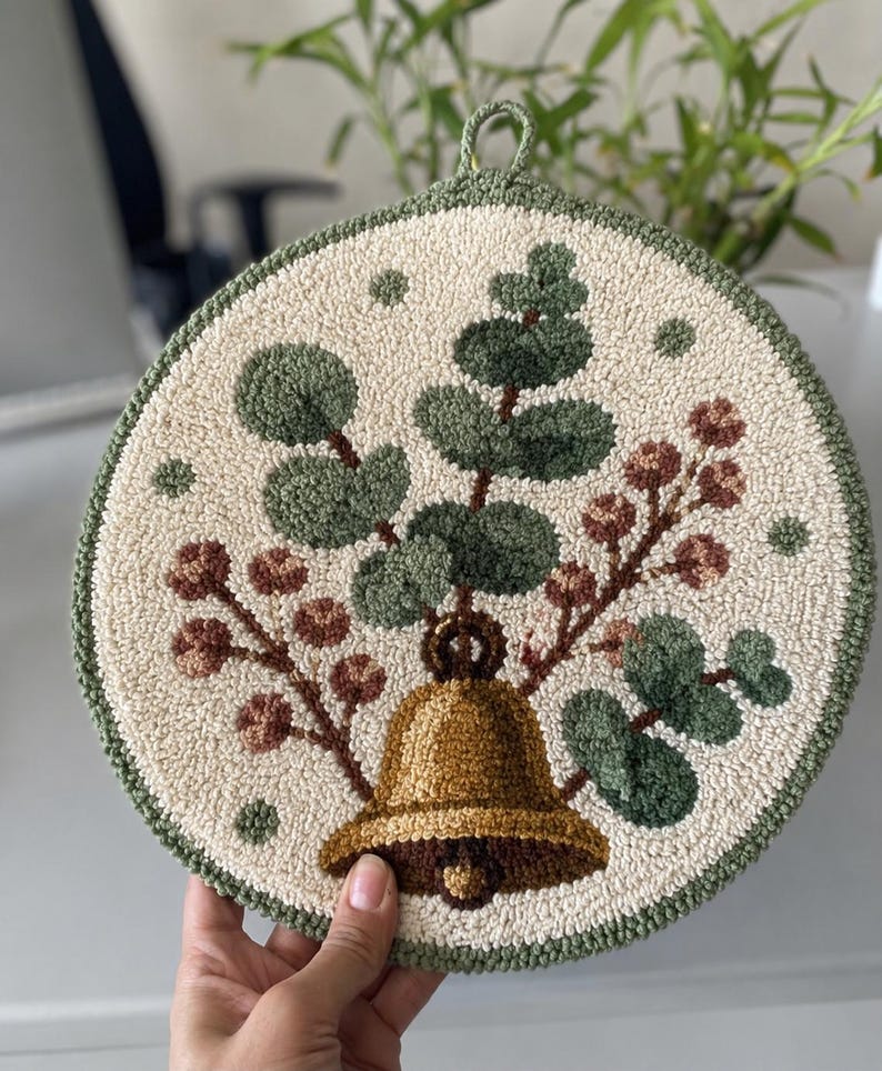 Couronne de porte artisanale en broderie punch needle avec eucalyptus préservé, cloche en laiton