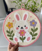 Tenture de porte ronde en punch needle 20 cm, motif lapin printanier, décoration murale florale de Pâques